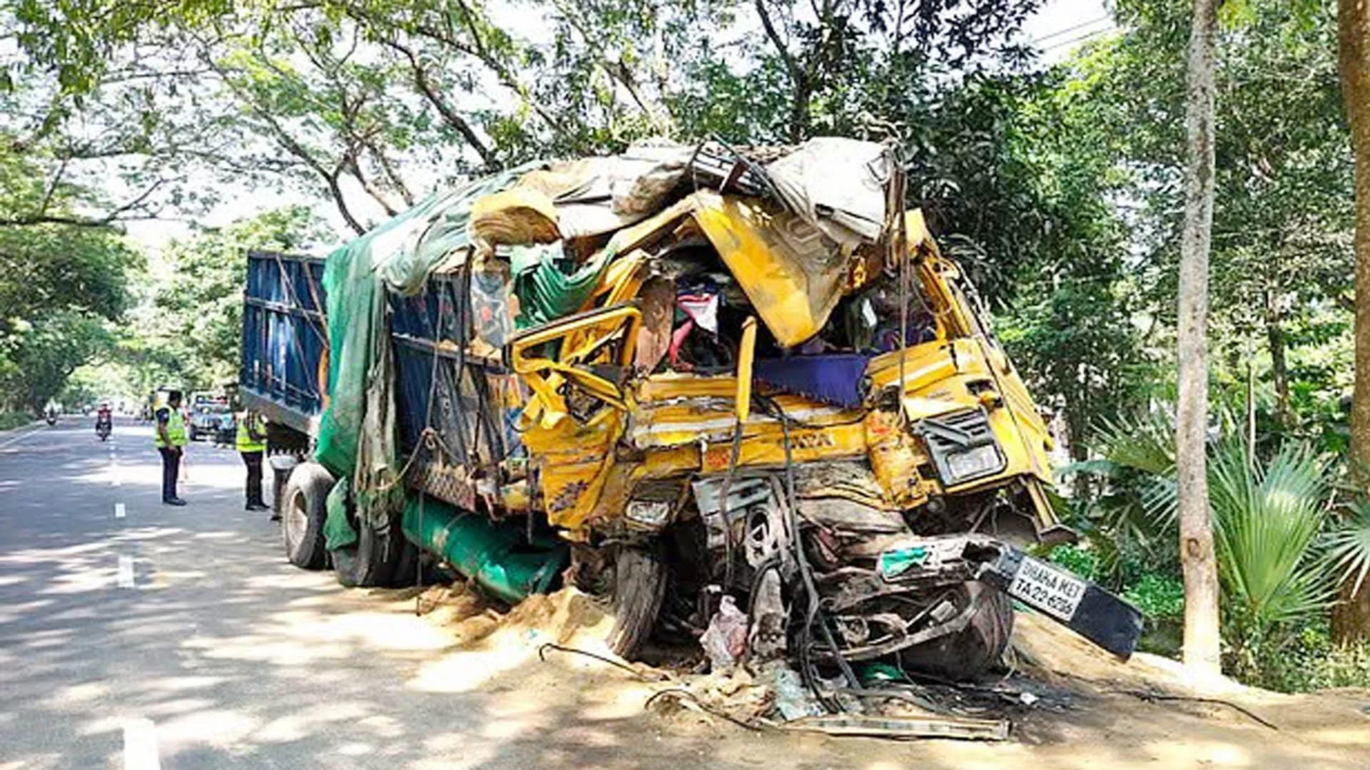 বরিশাল থেকে রাজশাহীগামী বাসের সঙ্গে ট্রাকের সংঘর্ষ, নিহত ১৪